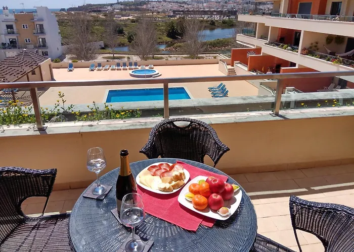 Meia Praia Top Floor Apartment